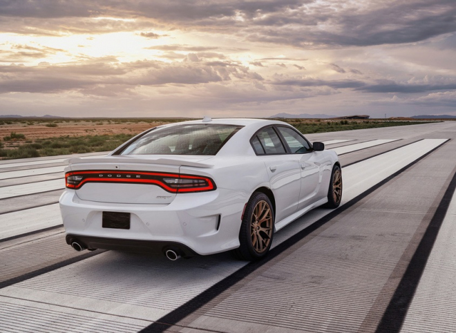 Dodge Charger SRT Hellcat zvládne stovku za šílených 2,9 s, na správných pneu