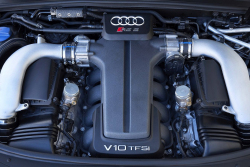 Už i mladí lidé preferují spalovací auta před elektrickými, říká studie, která vyděsila šéfy automobilek