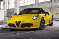 Alfa Romeo 4C Spider je oficiálně venku, váží jen o 10 kg více než kupé