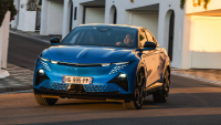 Další „překvapení roku”: První elektromobil sportovní značky nekupuje nikdo, šéfové najednou říkají, že o prodeje vlastně nešlo