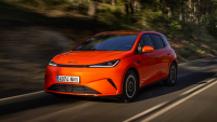 Německé dotace měly pomoci chudým rodinám, reálně ale pomáhají Číňanům. Tohle sympatické auto se tam teď rozdává za 89 Eur měsíčně
