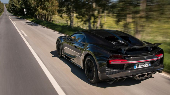 Takhle to vypadá, když se kolem vás po okresce prožene Bugatti v 373 km/h