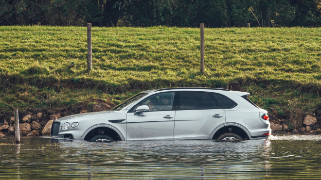 Topící se Bentley odložilo přechod na elektromobily o 5 let. Je to jen další výsměch zdravému rozumu