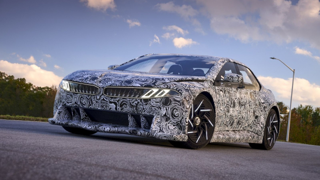 BMW ukázalo prý přelomovou Neue Klasse jako funkční prototyp. Měl rozptýlit obavy, asi ale jen přidává nové