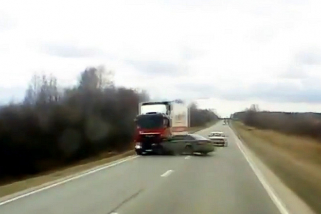 I čelní střet s kamionem lze v autě přežít bez větších zranění (video)