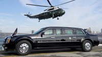 Obrněná limuzína amerického prezidenta je tak obrovská, že slavný moderátor vysoký 180 cm vedle ní vypadá jako skrček