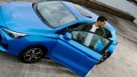 Z Evropy se stává automobilová čínská čtvrť. Číňané už mají přes desetinu celého trhu, čtvrtinu všech hybridů a v Německu poprvé válcují Čechy