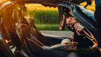 Znovuzrozené De Tomaso předalo 7 let po premiéře první produkční auto. Má tři pedály, nula displejů a topí se ve zlatě