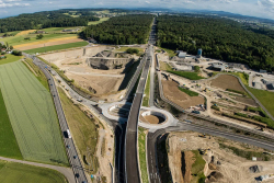 Švıcaři předělávají dálnici na okresku, něco takového snad svět ještě neviděl
