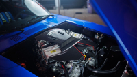 Přímo automobilka vzala svůj ikonický sporťák a napěchovala ho moderní technikou včetně motoru V6 biturbo a hromady karbonu
