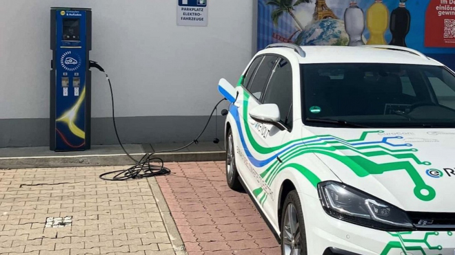 Němci přišli s úžasnou nabídkou. Za stovky tisíc vám funkční spalovací auto předělají na „nefunkční” elektrické