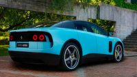 Prvního elektrického Ferrari nám začíná být líto. Kopnul si do něj šéf Lamborghini, vozí se po něm Nissan, Mazda i výrobce čokolád
