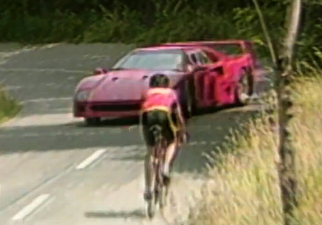 Co už v TV neuvidíte: Ferrari F40 v dobovém testu prodriftuje kolem party cyklistů (video)