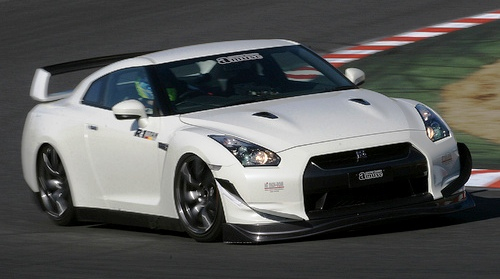 Video: Nissan GT-R na zasněžené Nordschleife