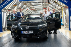 Posedlost VW nezná mezí. Firma je prý „na správné cestě”,  jubileum slaví s pomocí auta, kterému zakázali vstup do USA