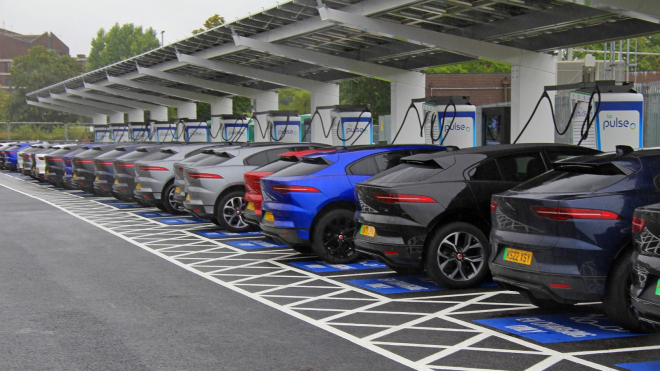 Des dizaines de nouvelles voitures électriques arrivent sur le marché. Qui les achètera dans la situation actuelle, se demandent déjà les médias du monde entier.