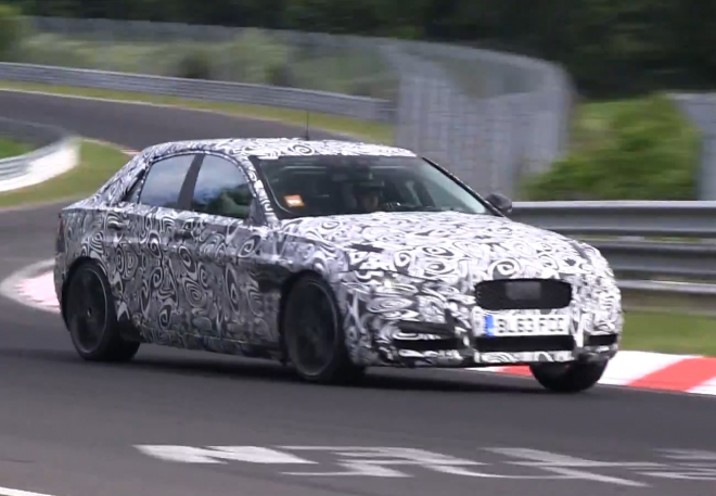 Jaguar XE V6 řádí na Nordschleife, až mu z toho odlétává kamufláž (video)