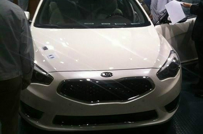 Kia K7 alias Cadenza 2013: facelift nafocen při interní prezentaci