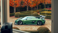 Majitel Koenigseggu, který letos „flexil” na miliardové jachtě při GP Monaka, má taková auta dvě. Jedno se rozhodl prodat