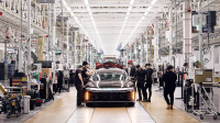 Automobilka „zrádců Tesly” padá ke dnu. Po prodělání 79 miliard propouští skoro pětinu lidí, konec může být nadosah