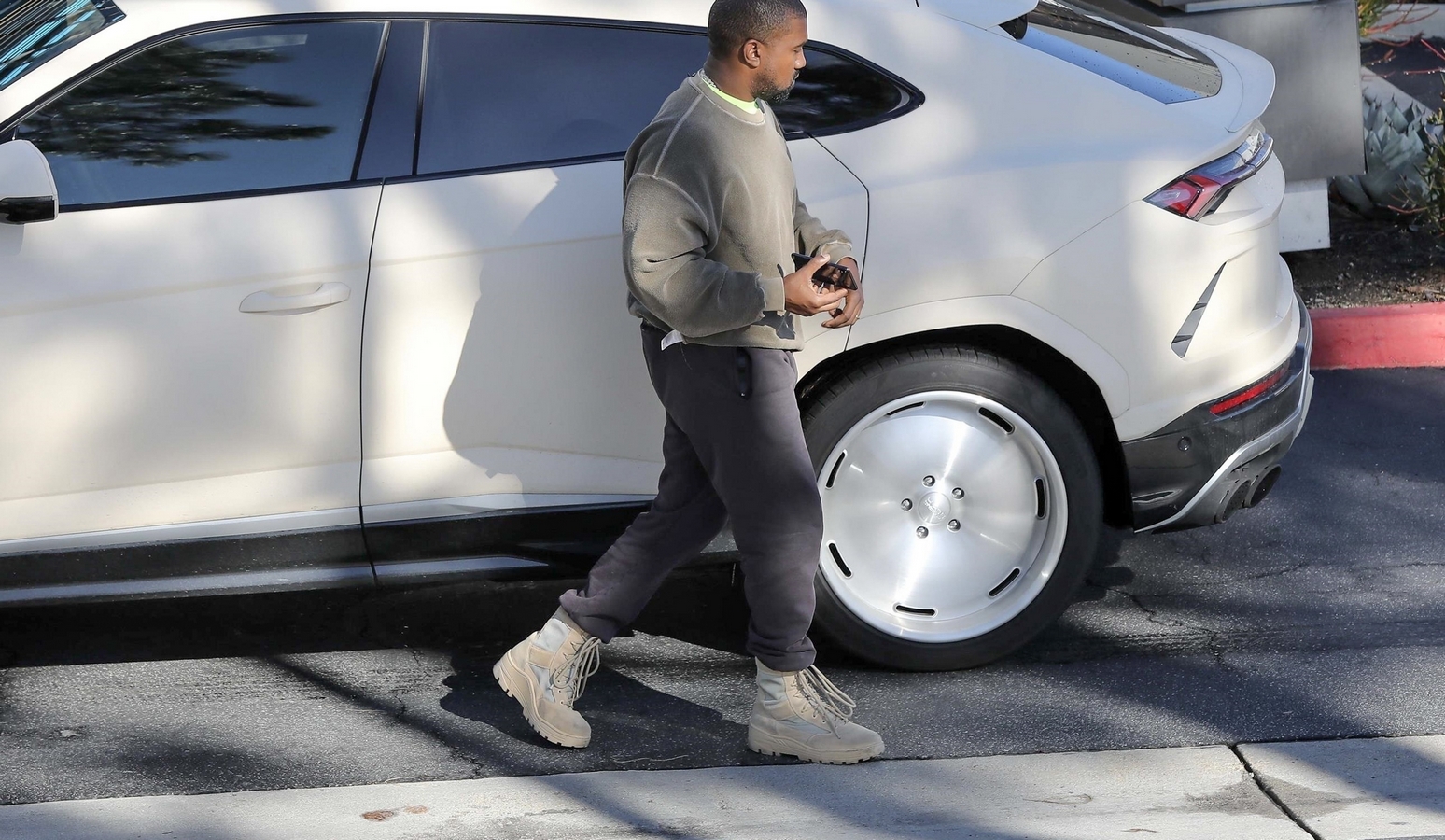 Kanye West ukázal své nové auto, vkusně upravené asi přijde jen jemu |  