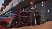 Lewis Hamilton přiznal, že přestal kupovat drahá moderní auta, raději investuje do děl černých umělců