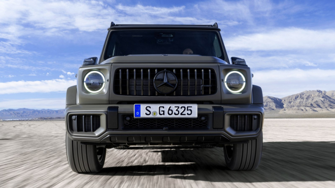 Legendární Mercedes G dostal další facelift. Teď má průhlednou kapotu, zpod té ale začínají mizet velké motory