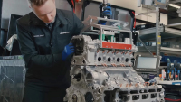 Podívejte se, jak pořád jediný technik kompletně skládá motory V8 od AMG, je to pastva pro oči