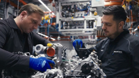 Mercedes propustil skoro všechny lidi, kteří u něj vyráběli motory V12, zákazníci si teď mohou nový velký motor poskládat sami