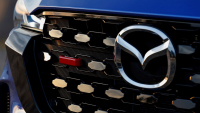 Mazda skutečně skončila se svým dosavadním logem, ubohost náhrady je už za hranicí pochopitelnosti