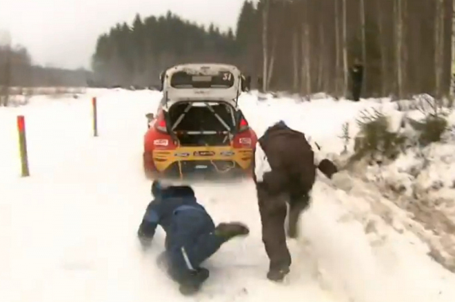 Martina Prokopa na švédské rallye vytáhli ze sněhu diváci, „poděkoval” jim po svém (video)