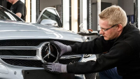 Mercedes nevyplatil zaměstnancům bonusy a chce po nich víc práce za míň peněz, 33 tisíc jich teď protestuje a hrozí „horkým létem”
