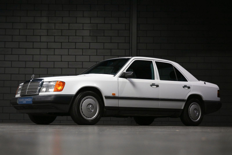 První majitel 36 let schovával v garáži nezničitelný Mercedes, teď je skoro  nejetý na prodej