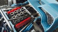 Nový supersport od konstruktéra Sennovy slavné formule má motor V8, manuál, váží 900 kg a v kabině nenajdete ani jeden displej