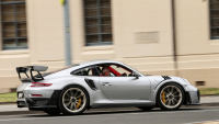 Řidič vzácného Porsche za 12 milionů „rozšvihal” prý nepojištěné auto při asi nejzoufalejším pokusu o předjetí všech dob