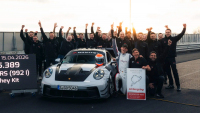 Porsche se radovalo z nového rekordu legendárního Nürburgringu, než ale stačilo rozeslat tiskovku, rybník mu vypálil někdo jiný