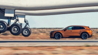 Porsche selhává i marketing. Po zhlédnutí jeho pokusu dostat nový Cayenne do lepšího světla se se budete ptát jen: „Cože?”