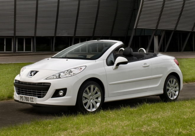 Peugeot chystá 208 Cabrio, kov obmění plátěnou střechou, přidá až 200 koní