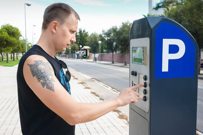 Оплата парковки калуга. Оплата парковки картой тройка. Московский паркинг форма одежды. Платная парковка люди. Билетная стойка платной парковки.