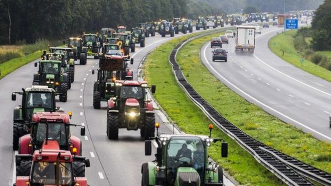 Zemědělci způsobili nejhorší zácpu v dějinách země, obsadili nizozemské dálnice