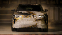 Nový Range Rover je další zbytečné auto, jen zdroj problémů a ztrát. Ani nevypadá jako SUV, vnitřek nezná slovo „tlačítko”