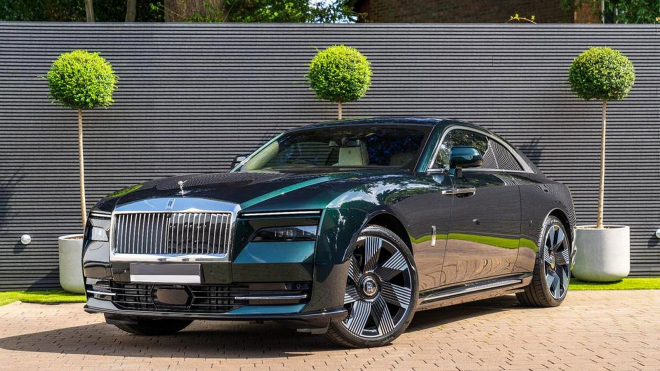 Ani první elektrický Rolls-Royce neunikl pasti brutální ztráty hodnoty, každý km ujetý s tímto autem někoho stál 3 818 Kč