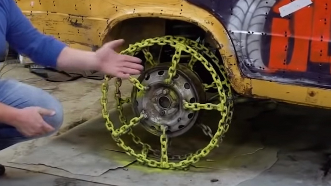 Mechanici obuli auto místo pneumatik jen do řetězů, v Rusku to funguje skvěle