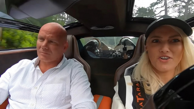 Supersportovní blondýna zkusila auto, jež chce vypálit rybník Bugatti i Koenigseggu