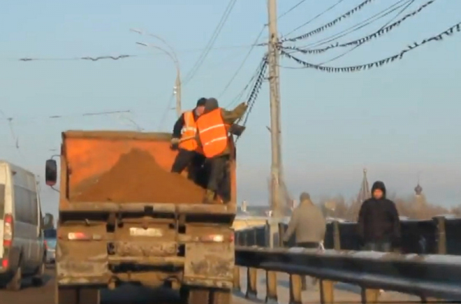 A takhle v Rusku sypou kluzké chodníky (video)