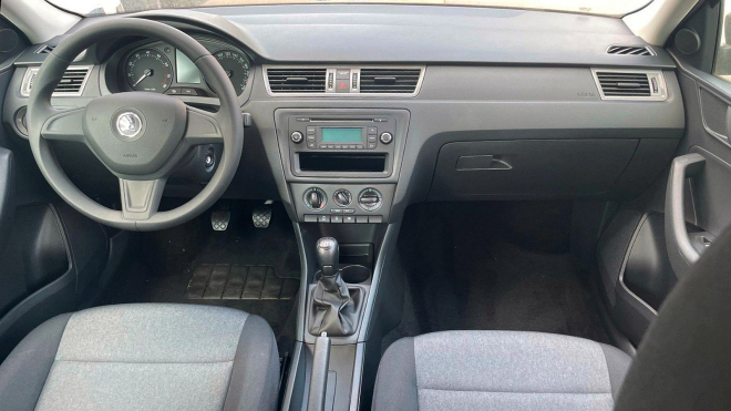 K mání je dodnes úplně nová Škoda Rapid v bizarní specifikaci: Nejlepší motor, absolutně žádná výbava