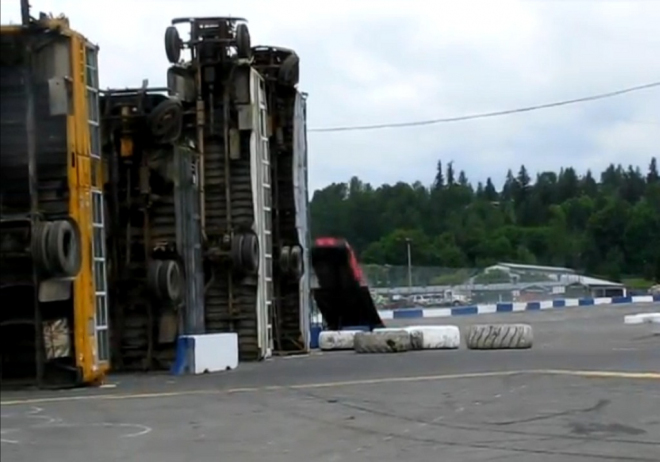 Jak určitě neskákat s autem přes řadu zaparkovaných autobusů (video)