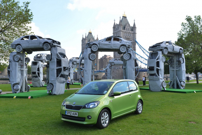 Škoda stvořila novodobé Stonehenge z plechu. Říká mu Citihenge