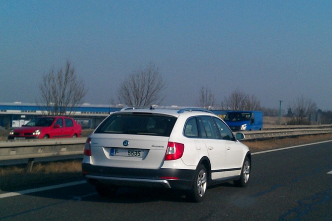 Škoda Superb Scout přistižena při testech. Je velký skaut stále ve hře?