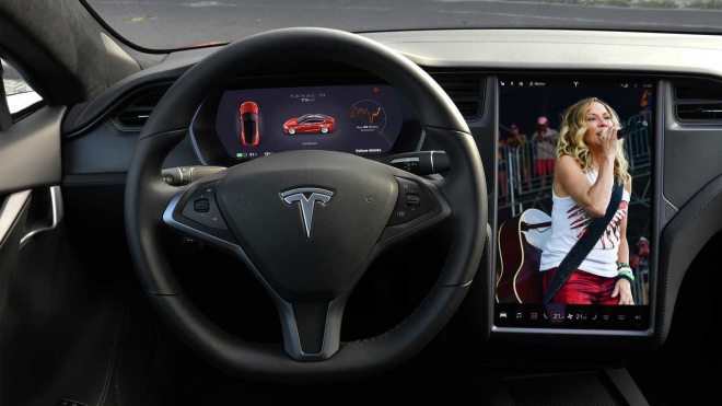 Slavné zpěvačce selhala její Tesla, volání o pomoc vyslyšel sám šéf automobilky